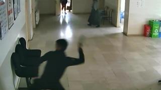 İstanbul'da aile sağlığı merkezindeki satırlı saldırgan kamerada