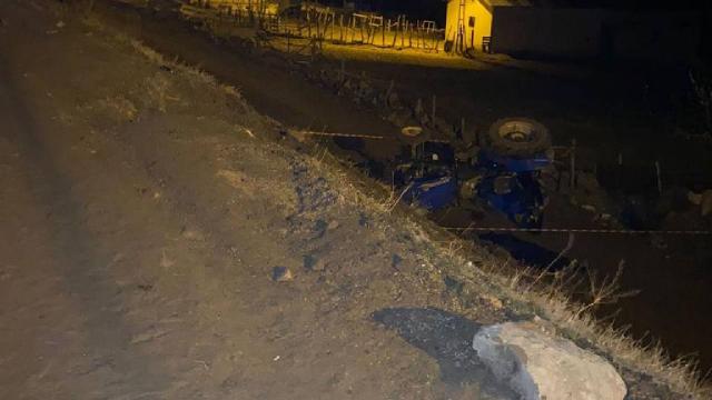 Sivasta traktör şarampole devrildi: 1 ölü, 1 yaralı