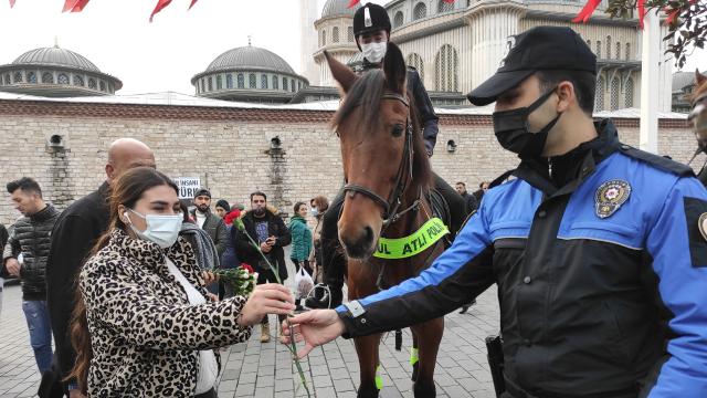 Polisler kadınlara çiçek dağıttı