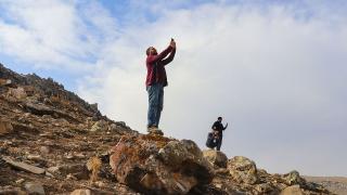 Cep telefonuyla konuşmak için dağa çıkıyorlar