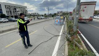 Tır tellere takıldı, telefon direklerini devirdi: O anlar kamerada