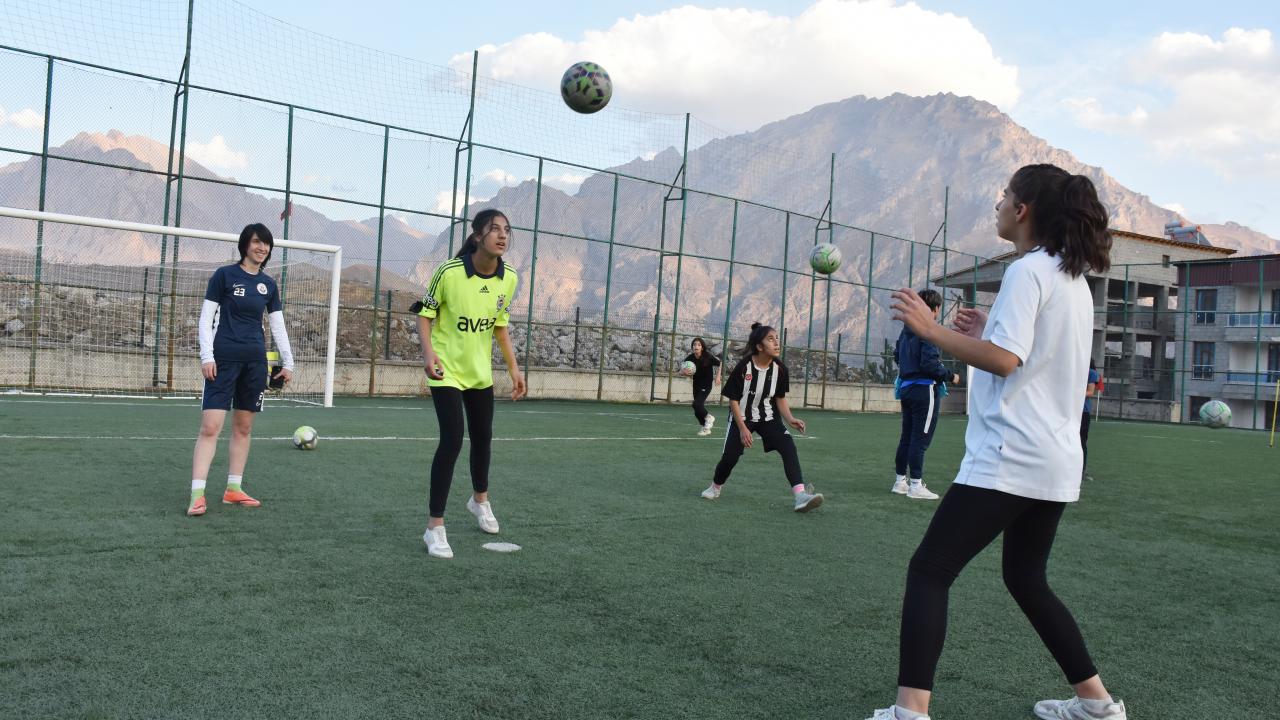 Takım bünyesinde küçük yaş gruplarının olduğunu dile getiren Timur, şunları kaydetti: