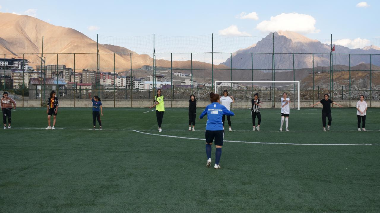 Kızlar oynarken, `Yapmayın, siz kızsınız. Bizim adabımıza uymaz.` şeklinde ön yargılarla karşılaştıklarını kaydeden Ölmez,