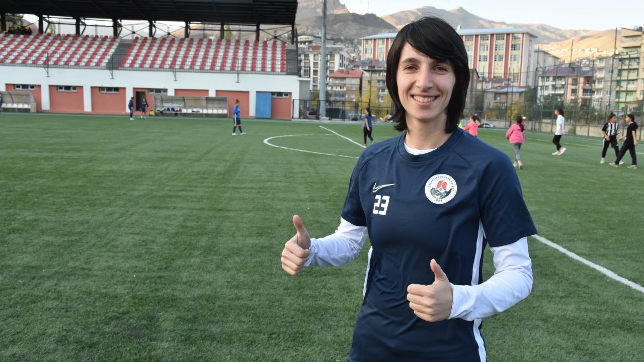 Bir diğer altyapı sporcusu Zehra Özdemir  ise küçük yaşlardan beri futbola ilgisinin olduğunu ve bu sporu çok sevdiğini anlatarak,