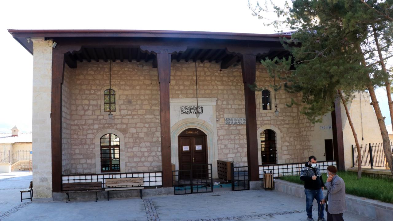 Mama Hatun Türbesi`nin mimarisi hakkında bilgi veren Yurttaş, şöyle konuştu: