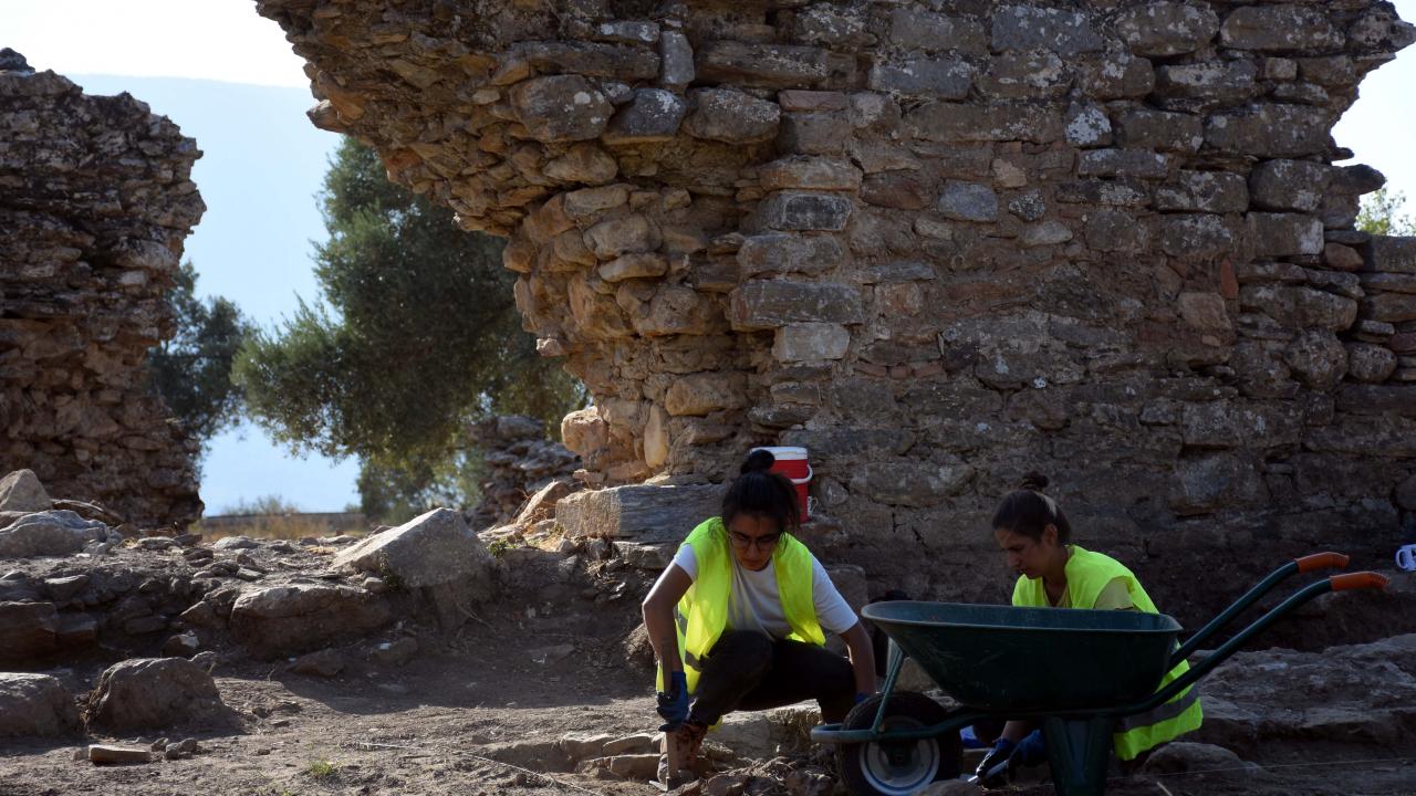 Kızıl, kent agorasının kuzeyinde yer alan hamam yapısında kazı çalışması yürütüldüğünü belirterek, 