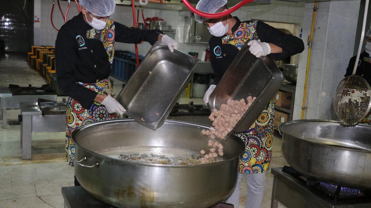 Tumgan, aynı zamanda düğün ve çeşitli organizasyonlar için ücret karşılığında yemek hizmeti de sunduklarını belirterek, şunları kaydetti: