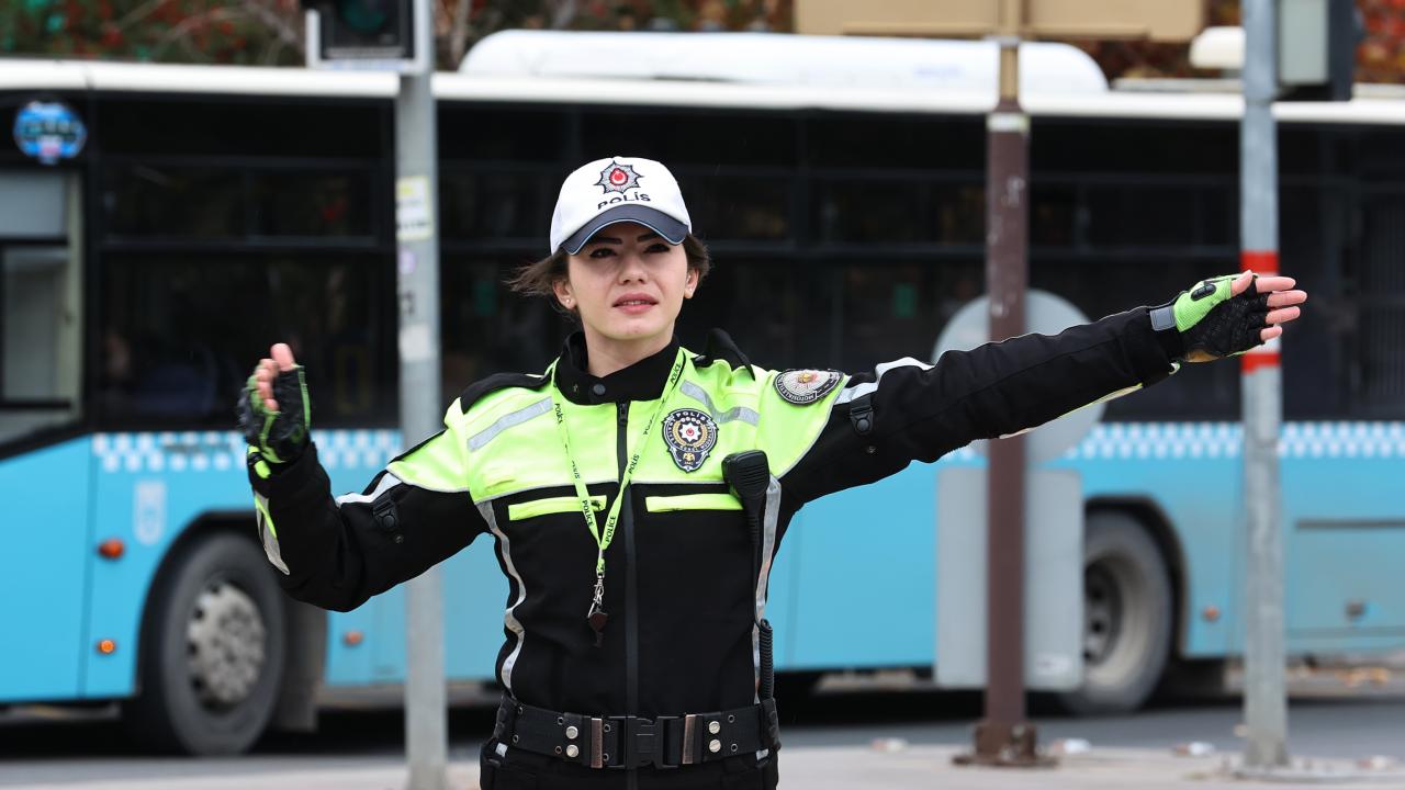 Polisliğin de her meslekte olduğu gibi kendine has zorluklarının bulunduğuna işaret eden Akçal,