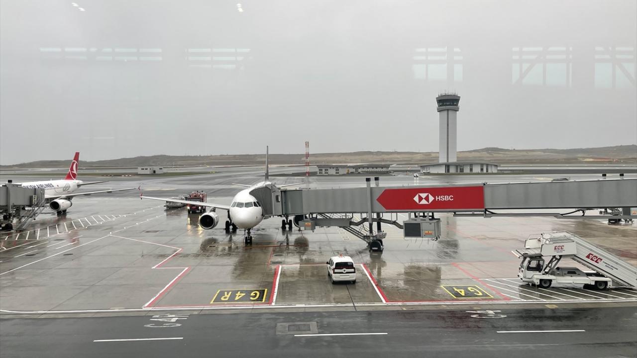 THY`nin 6 uçağı lodos nedeniyle İstanbul`dan başka havalimanlarına yönlendirildi