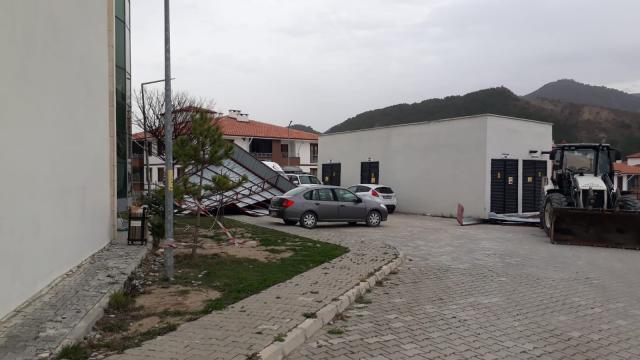 Boluda hastanenin çatısı uçtu