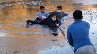 Çin'de donmuş göle düşen çocuğu üniversite öğrencileri kurtardı