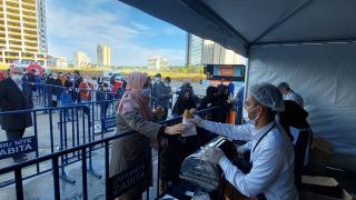 İstanbul'da Karadeniz rüzgarı: Tonlarca hamsi dağıtıldı