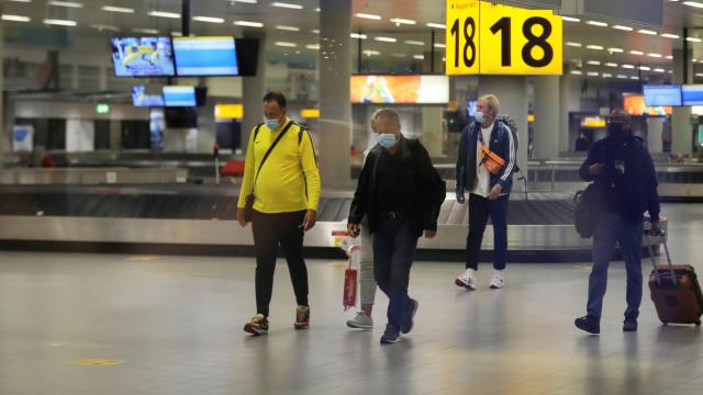 Omicron varyantı Hollanda ve Danimarkaya sıçradı