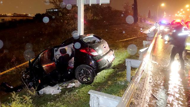 İzmirde direğe çarpan aracın sürücüsü öldü