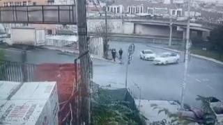 Ters yönden kaçan aracı motosikletli polisler yakaladı