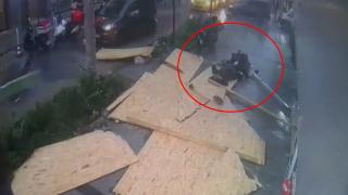 Anne ile oğlunun üzerine çatı düştü