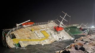 Maltepe'de karaya oturan gemi batmaya başladı