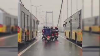 Belediye otobüsleri motosikletlilere siper oldu