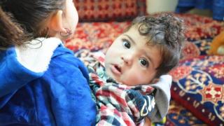 Afgan aile Muhammed bebeğe kucak açtı