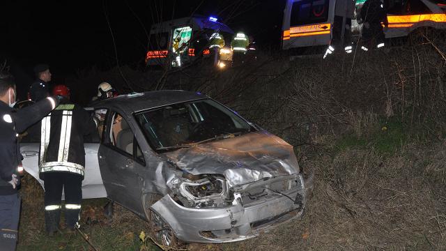 Şarampole devrilen otomobildeki 4 kişi yaralandı