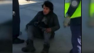 Uçağın iniş takımlarında 3 saat boyunca yolculuk etti