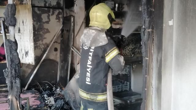 Denizlide yangın çıkan ev kullanılamaz hale geldi