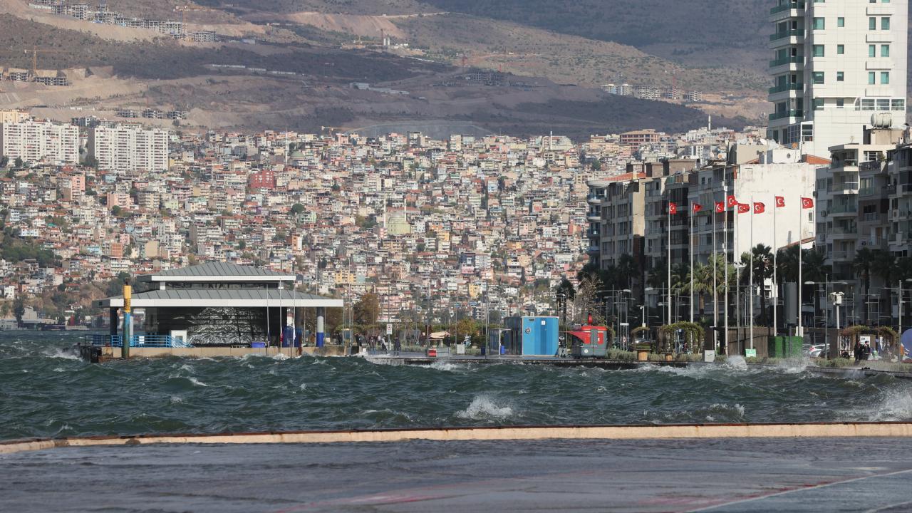 Spor salonunun çatısı hasar gördü