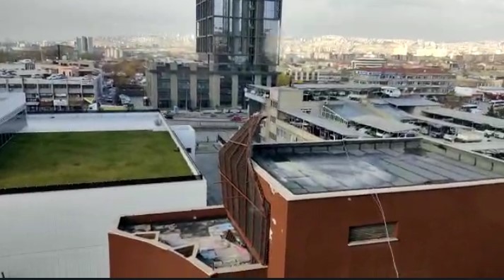 Şiddetli rüzgar iş merkezinin çatısını uçurdu