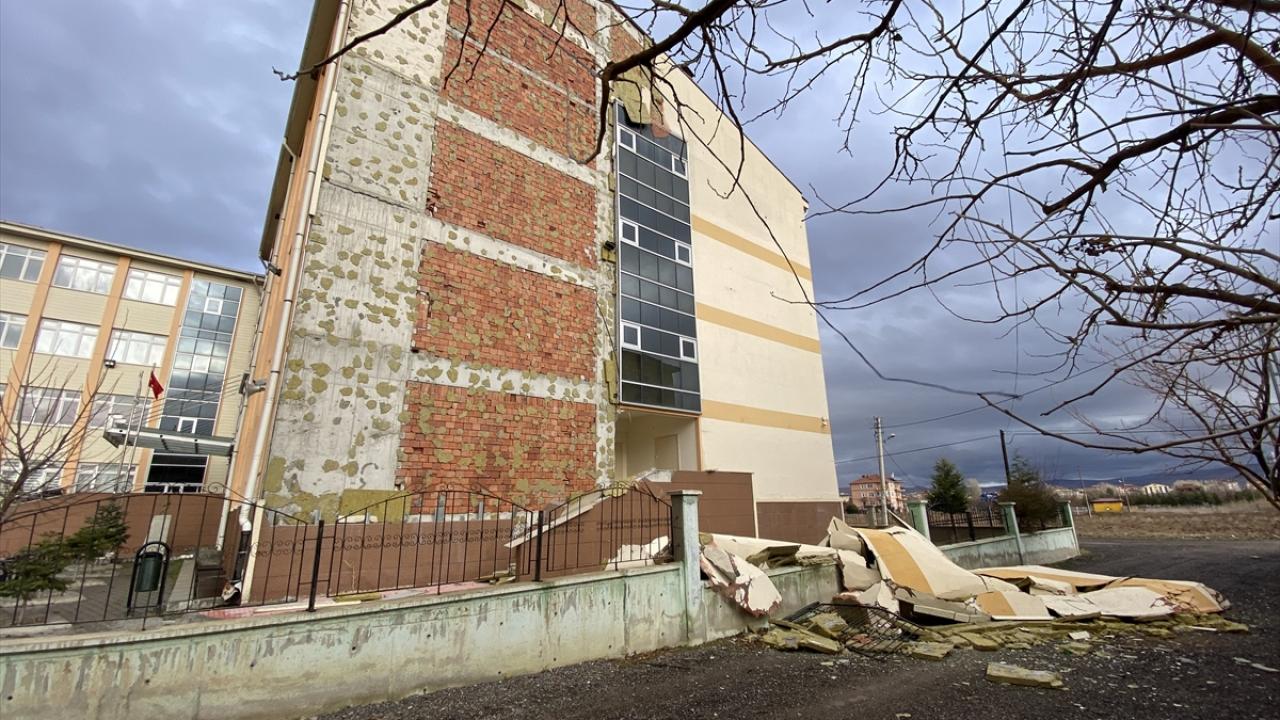 Çubuk`ta şiddetli rüzgar ahırların çatılarına zarar verdi