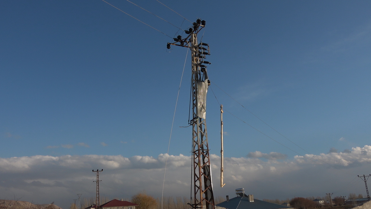 Parçalar elektrik tellerine zarar verdi