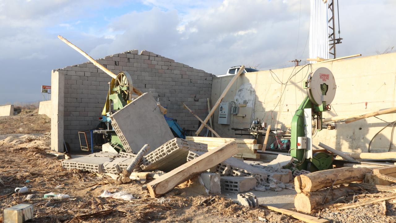 Atölyenin de çatısı uçtu 