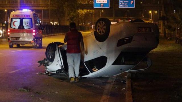 Yolun bittiğini fark etmeyince otomobiliyle takla attı