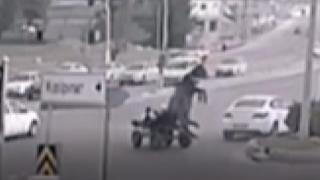 Şahlanan at ezilmekten kıl payı kurtuldu