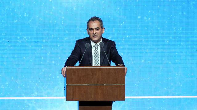 Bakan Özer: Geleceği inşa eden gençler yetiştirmek istiyoruz