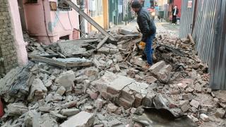 İstanbul'da 3 katlı metruk bina çöktü