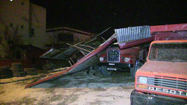 Rüzgarda savrulan çatı kamyonetin üzerine düştü