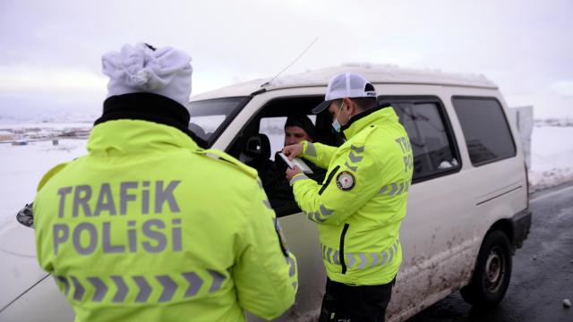 Kars ve Ardahanda ekiplerce zorunlu kış lastiği denetimi yapıldı