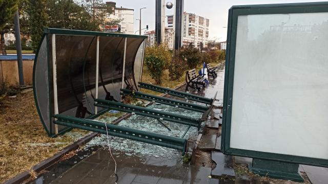 Ankarada fırtına otobüs durağını devirdi