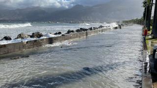 Hatay'da kuvvetli fırtına: Deniz taştı