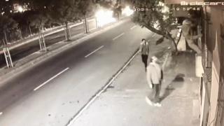 Hırsızlar tırmanırken suçüstü yakalandı