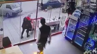 Bebek arabalı annenin fırtınaya karşı zor anları