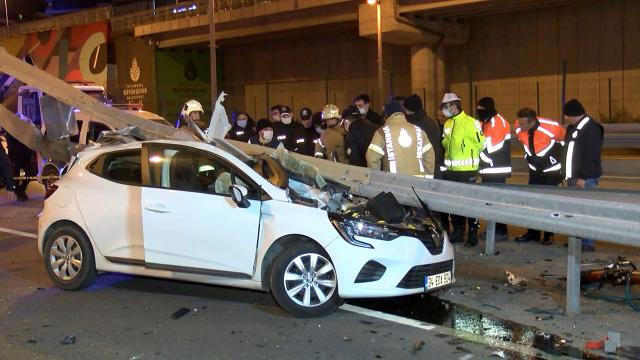 Lastiği patlayan araç bariyerlere çarptı: 1 ölü