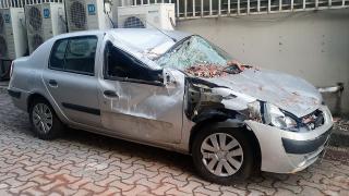 İstanbul'da çatı aracın üzerine düştü