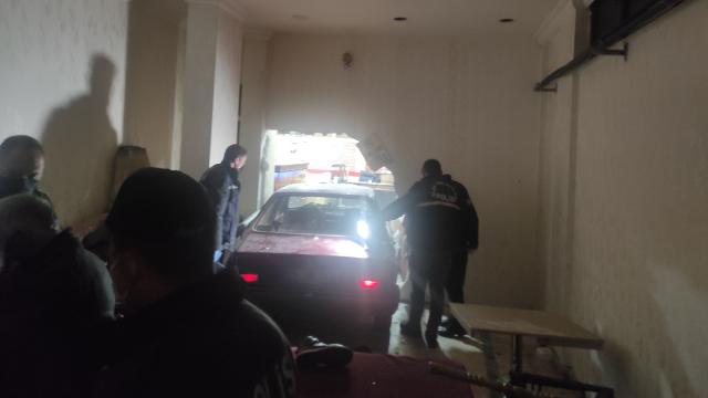 İş yerine otomobille giren ortağını öldürdü