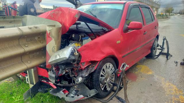 Otomobil bariyerlere saplandı: 2 yaralı