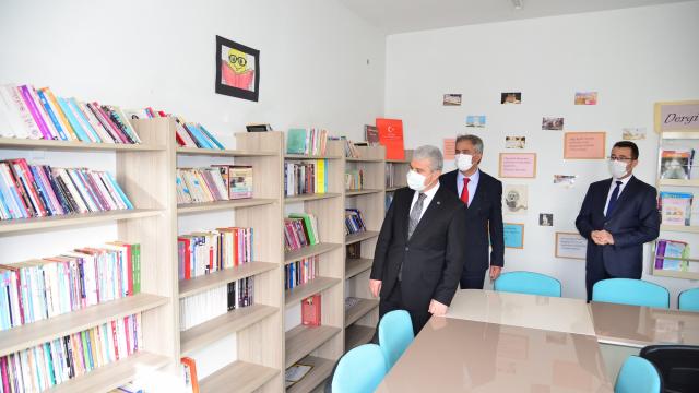 Kırşehir Valisi Akın, yapımı tamamlanan Aşıkpaşa İlkokulu kütüphanesini inceledi