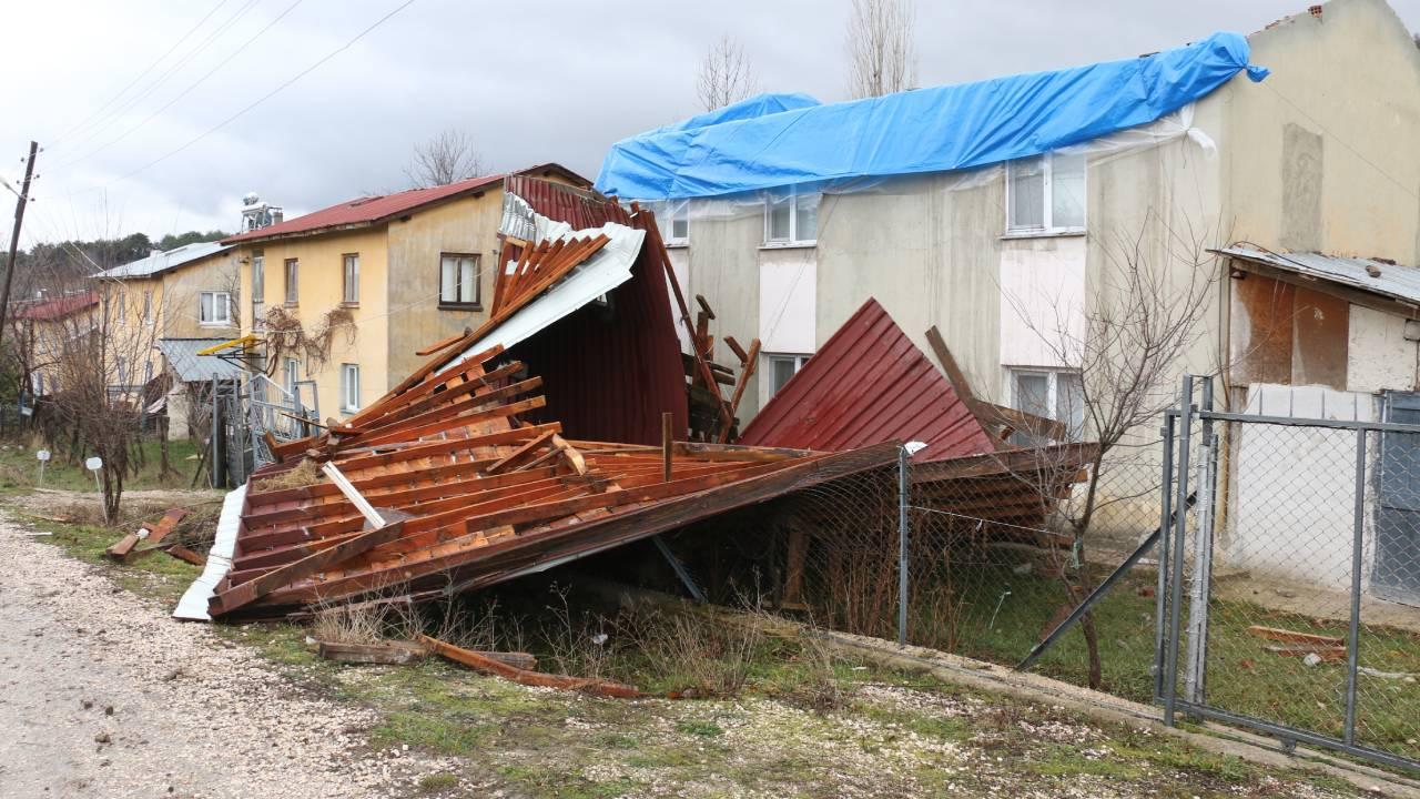Kocaeli'de şiddetli rüzgar ve fırtınada 2 kişi öldü