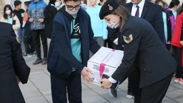 Aydınlı öğrencilerden Afrinde görevli Mehmetçiğe kuru incir hediyesi