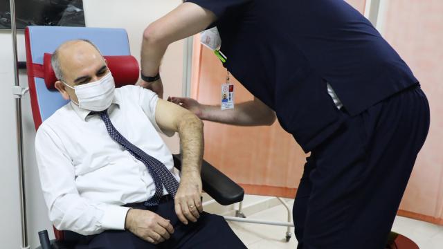 Konya Valisi Özkan Covid-19 hatırlatma dozu aşısını yaptırdı