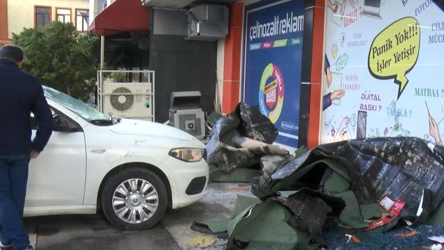 Lodos çatıyı uçurdu, üzerindeki işçiler ağır yaralandı